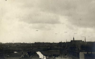 600179 Afbeelding van geallieerde vliegtuigen aan het eind van de Tweede Wereldoorlog boven Utrecht op weg naar het ...